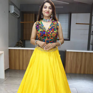 Dernier créateur de couleur jaune lehenga choli en tissu de coton rayonne avec uni, Gota Patti et Kali travaillent pour la collection Navratri - Product Image 1