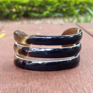 PULSERAS Cuerno de búfalo natural Puños, brazaletes y pulseras hechos de cuerno de búfalo real, disponible en una variedad de - Product Image 1