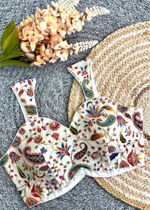 Blusa con bordado de zari y lentejuelas con estampado en posición Blusa con diseño de espalda abierta con detalle de huk Cuello en V de estilo moderno - Product Image 5