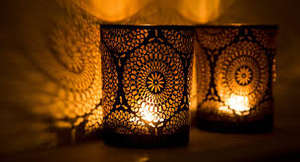 Ensemble de 2 supports votifs en métal faits à la main pour la décoration intérieure de Pâques pour la chambre à coucher, le salon et le bureau. - Product Image 4