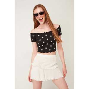 Blusa con Bordado de Margaritas en Tela Plisada - Product Image 2