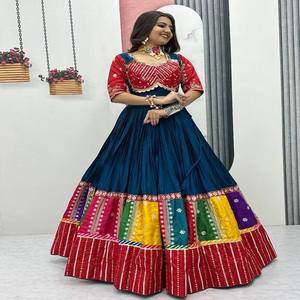 Fil fin brodé en pur coton de qualité supérieure Lehenga Choli et travail de séquence pour les fêtes de fête ethniques - Product Image 5