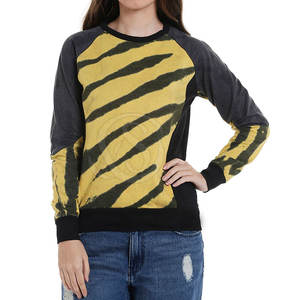 เสื้อสเวตเชิ้ตผู้หญิงพิมพ์ลายฤดูหนาวแบบกำหนดเอง-โลโก้ด้านหน้า ผ้าแคนวาสคุณภาพสูง - Product Image 1