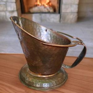 Gran Cubo de carbón de cobre de estilo antiguo con construcción robusta y diseñado para agregar elegancia y funcionalidad a las estufas de leña - Product Image 1