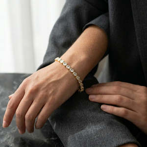 Bracelet tennis élégant et éclatant en diamant taille ovale avec halo, finition en grappe continue dorée et fermoir pliant, idéal pour les fiançailles - Product Image 4