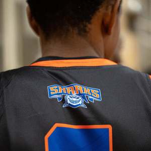 Ensemble de maillots de basket-ball personnalisés en polyester respirant pour hommes avec uniforme imprimé et logo Vêtements de sport pour garçons - Product Image 5