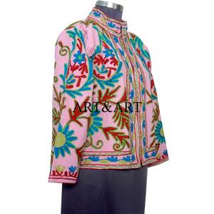 Chaqueta Boho de Algodón con Bordado Suzani de Pato Hecho a Mano, Acolchada, Ecológica, Transpirable y Personalizable, con Diseño Floral Artístico - Product Image 4