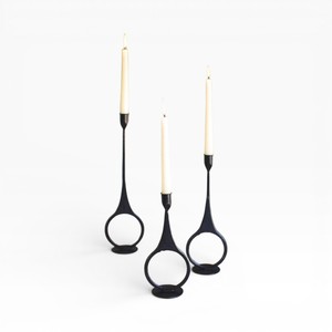 Ensemble de trois bougeoirs hauts en métal noir foncé avec dessus en bol pour un style d'intérieur artistique et moderne - Product Image 3