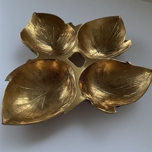 Serveur de fruits secs en aluminium de qualité supérieure avec trois compartiments en forme de feuille en finition or brillant conçu pour un dîner élégant - Product Image 4