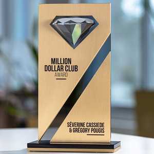 Trophée de reconnaissance en acrylique et bois gravé du logo, durable et recyclable, Artfulcosmos, pour récompenser l'excellence - Product Image 2