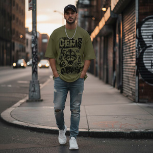 T-shirt graphique oversize pour homme en coton Pima, style streetwear, imprimé logo frontal, tissu tricoté délavé - Product Image 1