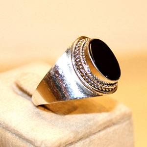 ราคาขายส่ง แหวนหินออนิกซ์สีดำธรรมชาติทำมือ งานฝีมือประณีต ขายดี ของขวัญเครื่องประดับสำหรับผู้หญิง แหวนเงินแท้ 925 สำหรับงานปาร์ตี้ รับสั่งทำ OEM ชุบทอง 18K - Product Image 5