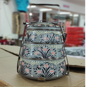 Lonchera antigua de latón, 3 niveles, con intrincados diseños grabados de aves y flores, disponible a precios de mayoreo. - Product Image 6