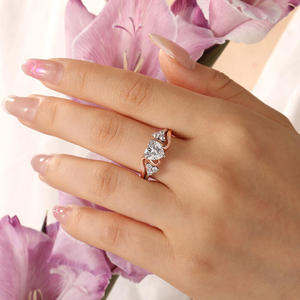 แหวนหมั้นแฟชั่นรูปหัวใจเคลือบทองสองสี Jeulia Amore - Product Image 5
