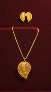 Collier de boucles d'oreilles style feuille serti de boucles d'oreilles collier unique plaqué or 22Ct ensemble pour les femmes porter des bijoux - Product Image 3