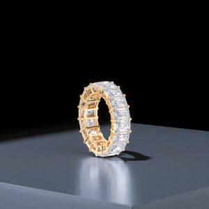 Anillo de banda de eternidad de moissanita de corte radiante de 10,00 quilates en oro macizo de 10K, 14 y 18K con calidad de diamante de 1/1/2" - Product Image 2