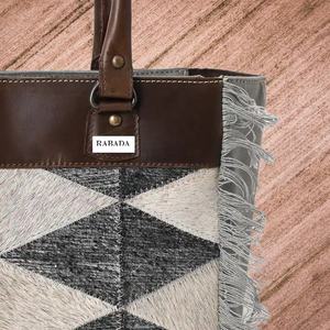 Lo último en bolsos Alanza Patch Weekender, bolsos de mano Weekender para mujer, bolso de lona de piel de vaca con lona reciclada con asas de cuero - Product Image 5