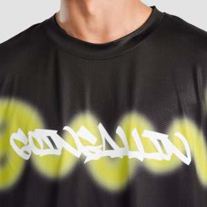เสื้อยืดสีดำล้วน พิมพ์ลายสีเขียวนีออนด้วยเทคนิค Sublimation Transfer ผลิตจากโพลีเอสเตอร์ 100% ผ้าอัดแน่น น้ำหนัก 240 กรัม - Product Image 6
