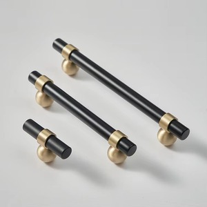 \ Lot de 3 poignées de porte noires avec design doré de différentes tailles, parfaites pour les bureaux à domicile modernes et les portes d'entrée de luxe en provenance d'Inde - Product Image 1