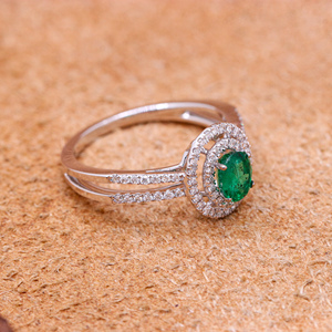 Bague en or blanc 18 carats avec émeraude ronde taille brillant, sertie à griffes, certifiée IGI, par Memoria Jewels – Bijou de mode - Product Image 2