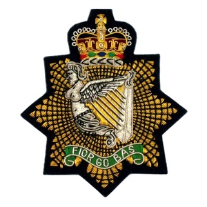 Écusson de lingot brodé OEM, écusson en fil d'or et blanc fabriqué à la main pour les Clubs de sport, écusson Textile scolaire, écusson en fil d'or - Product Image 5