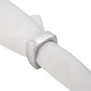 Rond de serviette en métal plaqué argent Accessoire de table de luxe pour banquet de mariage et décoration de salle à manger à la maison - Product Image 1