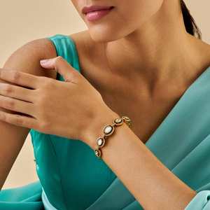 Pulsera de Moda Kundan Kada 174024 para Mujer, Estilo Victoriano, Aleación de Zinc Pulido, Forma de Flor, Bisel con Incrustaciones de Piedras Blancas de Corte Brillante - Product Image 2