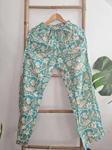 Ensemble deux pièces de vêtements de nuit traditionnels en coton indien avec imprimés ethniques et ensemble confortable pour femmes disponible à la vente - Product Image 5