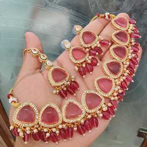 สร้อยคอเพชร monalisa แบบดั้งเดิมของอินเดียชุดดีไซน์ล่าสุดสำหรับผู้หญิงพร้อมต่างหูและ Maang Tikka - Product Image 1