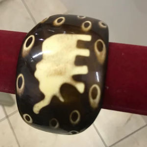 Bracelet en résine léger et durable pour femmes, bracelet coloré tendance avec un design élégant d'éléphant - Product Image 1