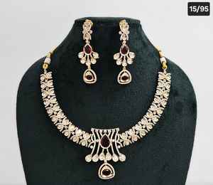 Magnifique ensemble de bijoux ethniques plaqué or avec pendentif en forme de feuille serti de zircon cubique et de pierres Kundan, idéal pour les soirées féminines - Product Image 2