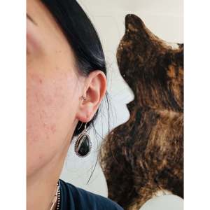 Boucles d'oreilles pendantes en forme de goutte d'eau, en argent sterling et en os de buffle blanc, fabriquées à la main par des artisans Navajo - Product Image 2