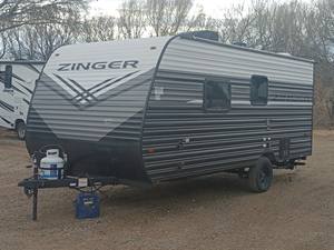 Super Offres 2025-2026 pour les Caravanes CrossRoads Zinger Lite 18RB Légères et Imperméables, Capacité 3/4 Personnes, Prêtes à l'Expédition - Product Image 2