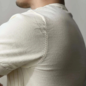 Camisetas de gran tamaño para hombre de marca personalizada en tela de algodón para el verano con impresión de logotipo sublimado y opciones de etiqueta - Product Image 4