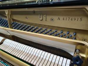 Piano Vertical Yamaha U1A de Alta Calidad con Acabado Negro, Tapa de Madera Sólida, Diseño Clásico y Tacto Suave (400+ Teclas) - Product Image 6