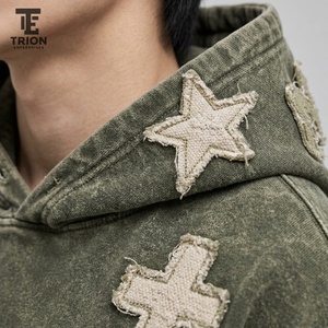Sweat à capuche brodé pour homme, effet délavé, offre une douce chaleur, un toucher texturé et une broderie fine pour un style décontracté polyvalent. - Product Image 6