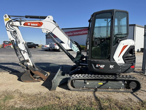 Mini-excavatrice sur chenilles Bobcat L42 avec moteur, pompe hydraulique et bras long pour usage agricole et de construction - Product Image 4