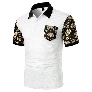 เสื้อโปโลชายลายดอกไม้ แขนสั้น สวมใส่สบาย ระบายอากาศได้ดี ผลิตจากผ้าโพลีเอสเตอร์ถัก สีขาว ลายดำทอง ดีไซน์กระเป๋าเสื้อ - Product Image 1
