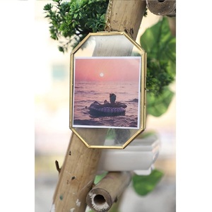 Cadre photo mural décoratif léger en verre et laiton, fabriqué à la main, écologique, design personnalisable pour la maison et le bureau - Product Image 1