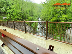 Falcade HO2 Corten Clôture en acier pour jardins et parcs Interaxis 2000 mm de hauteur 1100 mm Plaque de base soudée Th. 8 mm Diamètre 200 mm - Product Image 2