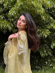 Conjunto de Salwar Kameez Corto por Encima de la Rodilla, Color Amarillo Pastel, Bordado, de Lujo, con Dupatta, en Tela Chifón y Georgette - Product Image 2