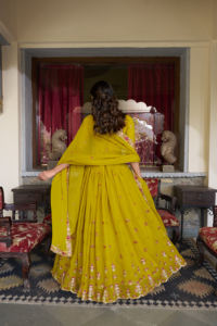Ropa de boda de diseñador Lehenga Choli con lentejuelas y Bordado de hilo - Product Image 3