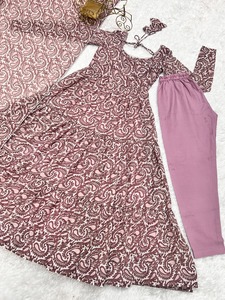 Ensemble Kurti Anarkali traditionnel indien en tissu Georgette Fox avec broderie fantaisie lourde, perles et travail Jari pour les fêtes - Product Image 3