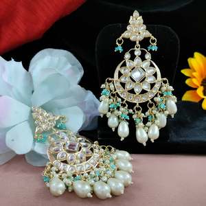 Pendientes Kundan con perlas colgantes, juego de piedras preciosas de alta calidad en una base dorada o plateada, atractivo atemporal, brillo suave y brillante - Product Image 5