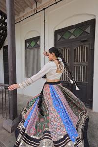 Lehenga choli ผู้ผลิตและผู้จัดจำหน่ายในอัตราที่ต่ำที่สุดผ้าฝ้ายสีที่น่าตื่นตาตื่นใจกับการพิมพ์และงานกระจก - Product Image 5