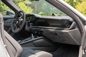 2025 911 Carrera 4 GTS Cabriolet, Motor Híbrido Turbo de 6 Cilindros y 532 hp, Tracción en las Cuatro Ruedas, Gris Metálico Hielo - Product Image 3