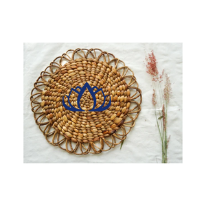 Mantel Individual de jacinto de agua ecológico tejido a mano, duradero y elegante para una experiencia gastronómica sostenible Blue Lotus Cherish - Product Image 1