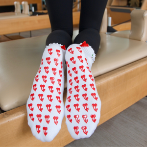 Venta al por mayor BCSI Crew calcetines de Pilates con diseño de cereza y lazo logotipo personalizado y embalaje antideslizante Ruffle Grip para gimnasio, Yoga & Barre - Product Image 2