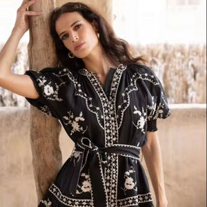 เดรสแม็กซี่เดรสแฟชั่นผ้าฝ้ายสีดำปักลายยูเครนแขนสั้นและเข็มขัดทอรอบเอวธรรมชาติ - Product Image 1