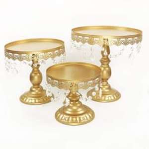 Beau support à gâteau doré orné avec construction en métal durable et esthétique charmante pour des présentations de desserts élégantes - Product Image 3